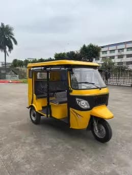 Tuktuk importé depuis la Chine par Mamé Transport